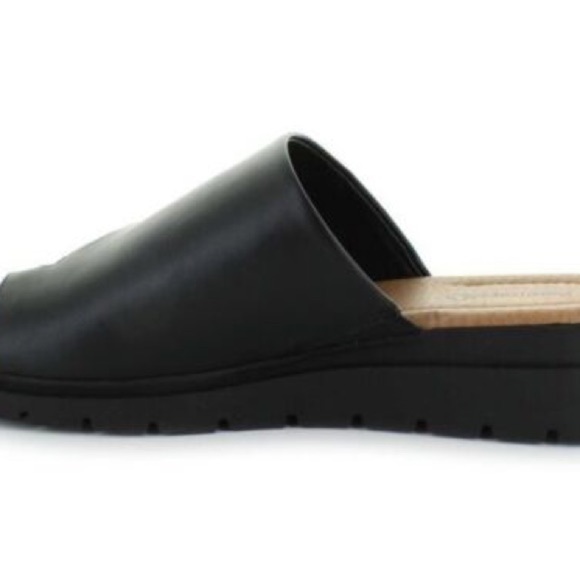 BareTraps Black Sandals with Open Toe Design and Cushioned Sole - Picture 2 of 5